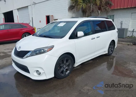2016 Toyota Sienna Se 8 Passenger z USA, uszkodzony, nr VIN 5TDXK3DC6GS731229